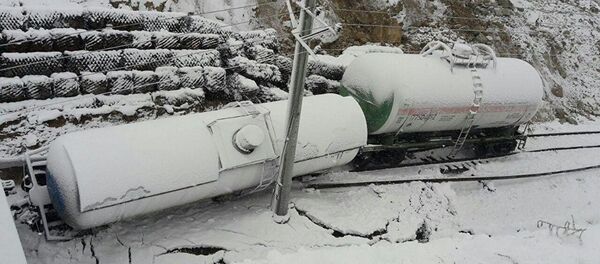 Грузовой состав на перевале Камчик - Sputnik Таджикистан