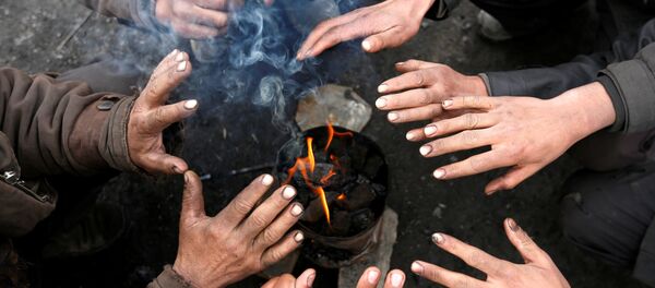 Ҷавонони Кобул худро дар назди оташ гарм мекунанд. Акс аз бойгонӣ - Sputnik Тоҷикистон