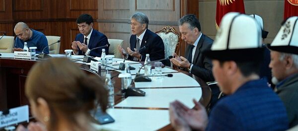 Алмосбек Отамбоев барои оромии рӯҳи қурбониёни суқути ҳавопаймо дуо кард. Акс аз бойгонӣ - Sputnik Тоҷикистон