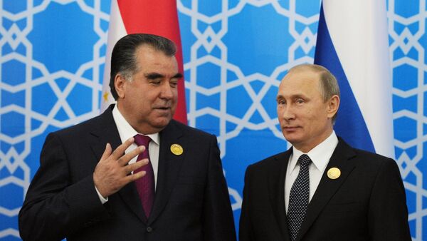 Президент России Владимир Путин (справа) и президент Таджикистана Эмомали Рахмон на саммите ШОС в Душанбе, 2014 год, архивное фото - Sputnik Таджикистан