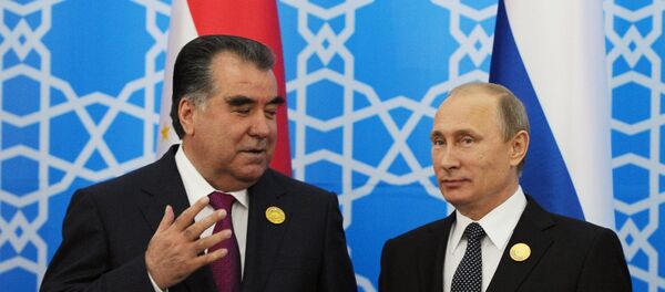 Президент России Владимир Путин (справа) и президент Таджикистана Эмомали Рахмон на саммите ШОС в Душанбе, 2014 год, архивное фото - Sputnik Тоҷикистон