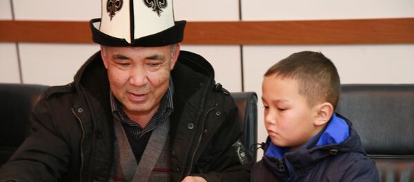 Таджикистанцы передали в посольство Кыргызстана письма, книги, рисунки и игрушки для Жакшылыка Шерали Таджикистанцы передали в посольство Кыргызстана письма, книги, рисунки и игрушки для Жакшылыка Шерали - Sputnik Таджикистан