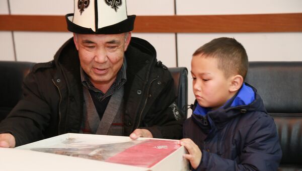 Таджикистанцы передали в посольство Кыргызстана письма, книги, рисунки и игрушки для Жакшылыка Шерали - Sputnik Таджикистан