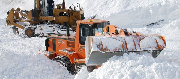 Расчистка дороги от снежных завалов, архивное фото - Sputnik Таджикистан