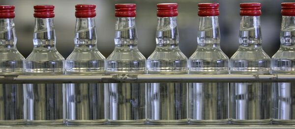 Бутылки с водкой, архивное фото - Sputnik Таджикистан