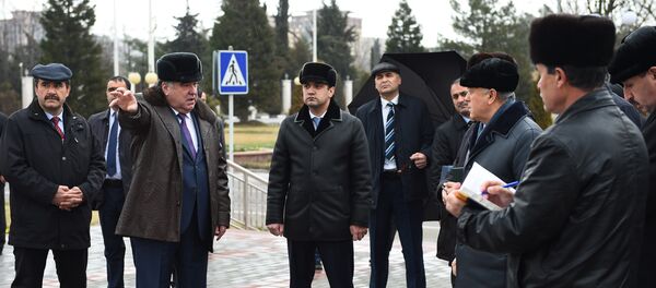 ПрезидентиТоҷикистон Эмомалӣ Раҳмон ва раиси шаҳри Душанбе Рустами Эмомалӣ - Sputnik Тоҷикистон