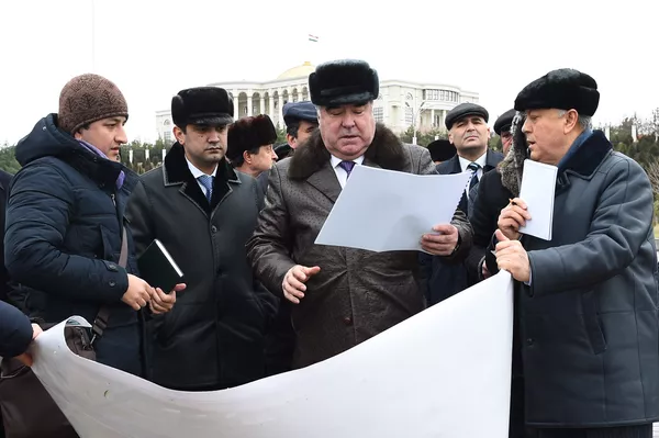 Раисҷумҳури Тоҷикистон Эмомалӣ Раҳмон ва шаҳрдор Рустам Эмомалӣ Раисҷумҳури Тоҷикистон Эмомалӣ Раҳмон ва шаҳрдор Рустам Эмомалӣ - Sputnik Тоҷикистон