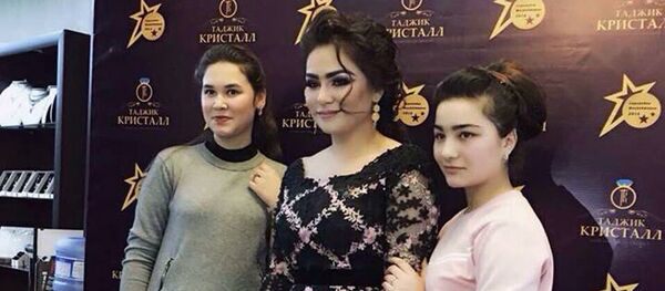 Нигина Амонкулова на церемонии награждения в компании Таджик Кристалл Нигина Амонкулова на церемонии награждения в компании Таджик Кристалл - Sputnik Тоҷикистон