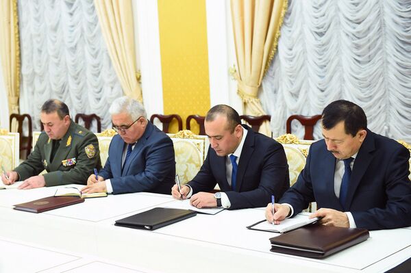 Вохӯрии Эмомалӣ Раҳмон бо роҳбаони сохторҳои қудратӣ. Акс аз бойгонӣ - Sputnik Тоҷикистон