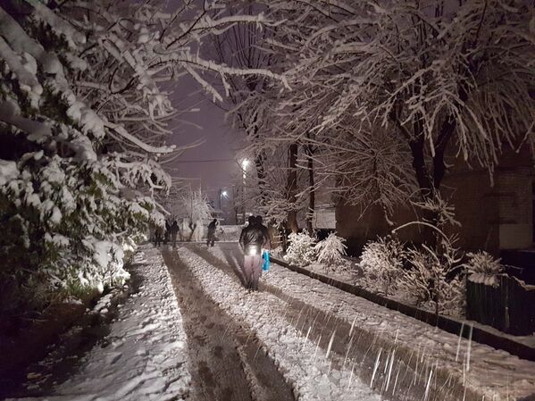 Жители идут по снежной каше, снег убирают плохо - Sputnik Таджикистан