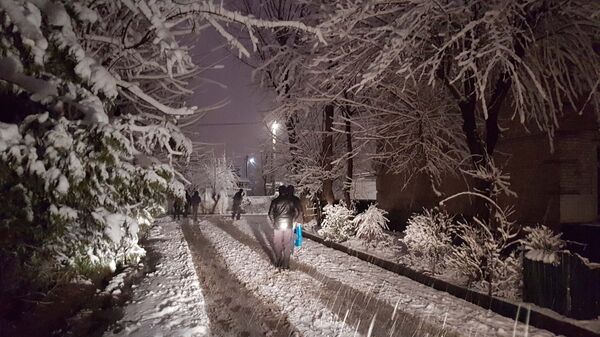 Жители идут по снежной каше, снег убирают плохо - Sputnik Тоҷикистон