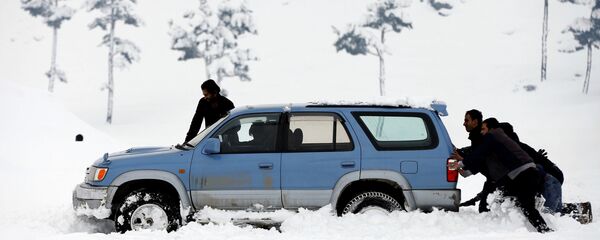 Ғарқшавии мошин дар барф. Акс аз бойгонӣ Ғарқшавии мошин дар барф. Акс аз бойгонӣ - Sputnik Тоҷикистон