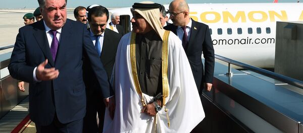 Эмомалӣ Раҳмон дар фурӯдгоҳи Қатар. Акс аз бойгонӣ - Sputnik Тоҷикистон