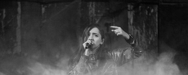 Манижа Сангин щангоми суруд хондан Манижа Сангин щангоми суруд хондан - Sputnik Тоҷикистон