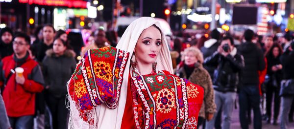Уроженка Таджикистана на улице Нью-Йорка Уроженка Таджикистана на улице Нью-Йорка - Sputnik Тоҷикистон