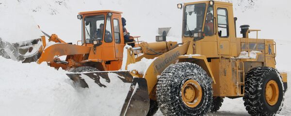 Дорожная техника ликвидирует последствия схода снежной лавины в Таджикистане - Sputnik Тоҷикистон