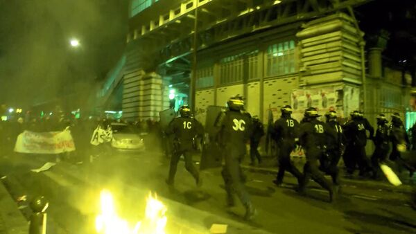Полиция применила газ против демонстрантов в Париже - Sputnik Таджикистан