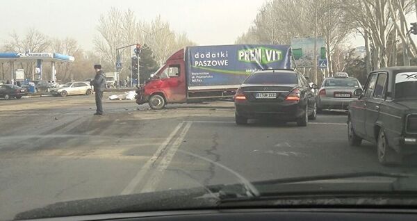 В Бишкеке произошло столкновение джипа с дипломатическими номерами с грузовым Mercedes Sprinter  - Sputnik Таджикистан