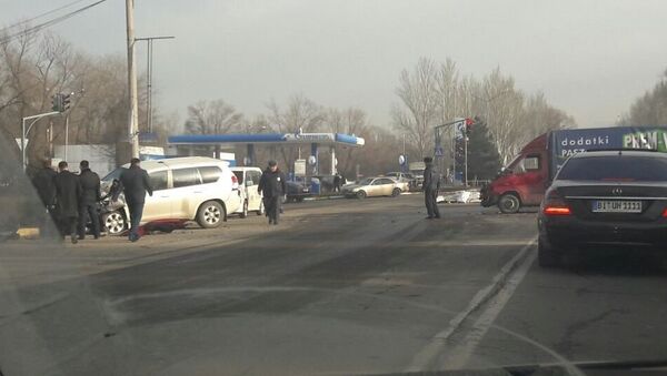 В Бишкеке произошло столкновение джипа с дипломатическими номерами с грузовым Mercedes Sprinter - Sputnik Таджикистан