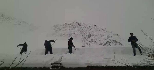 Барфтозакунмм сокинони деҳаҳои ВМКБ. Акс аз бойгонӣ Барфтозакунмм сокинони деҳаҳои ВМКБ. Акс аз бойгонӣ - Sputnik Тоҷикистон