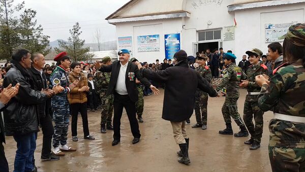 Школьники поселка Сангтуда дали концерт в честь воинов-интернационалистов - Sputnik Таджикистан
