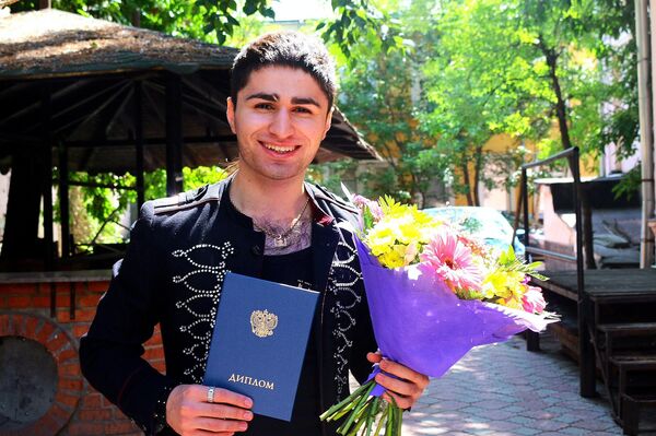 Певец Надир Захирпур, архивное фото Певец Надир Захирпур, архивное фото - Sputnik Таджикистан