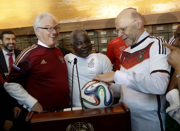 Виталий Чуркин и представители Ганы, а также Германии собрались вместе, чтобы отметить начало ЧМ по футболу в Бразилии - Sputnik Таджикистан