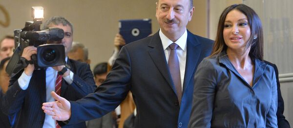 Действующий президент Республики Азербайджан Ильхам Алиев с супругой Мехрибан, архивное фото - Sputnik Тоҷикистон