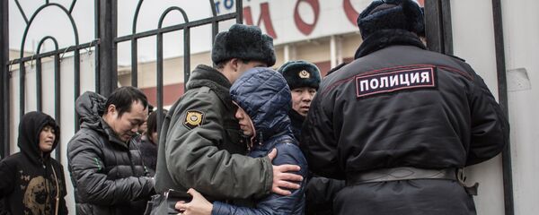 Полиция проводит проверку миграционного законодательства в ТЦ Москва в Люблино - Sputnik Тоҷикистон
