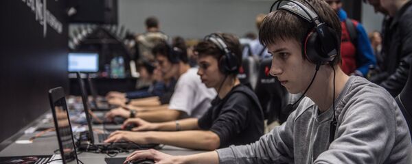 Игра за компьютером, архивное фото - Sputnik Тоҷикистон