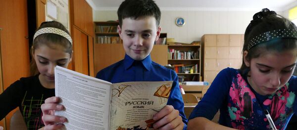 Ученики на уроке русского языка, архивное фото - Sputnik Таджикистан