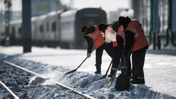 Рабочие очищают железнодорожный путь, архивное фото - Sputnik Таджикистан