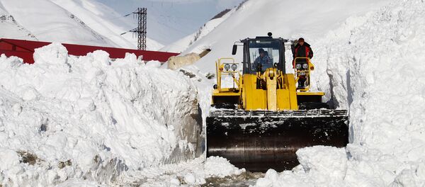 РоҳТоза кардани роҳ аз барф - Sputnik Тоҷикистон