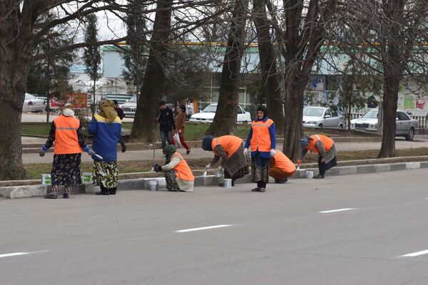 Дворники приводят в порядок дороги в Душанбе - Sputnik Таджикистан