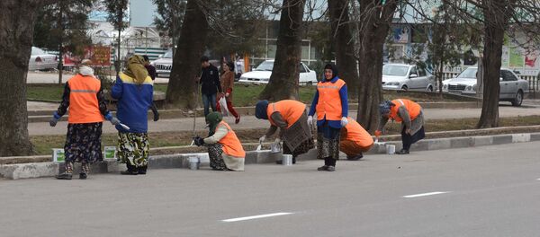 Дворники приводят в порядок дороги в Душанбе Дворники приводят в порядок дороги в Душанбе - Sputnik Таджикистан