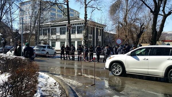 У здания ГКНБ Кыргызстана начали собираться сторонники Текебаева - Sputnik Таджикистан