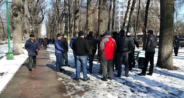 У здания Госкомитета национальной безопасности начали собираться сторонники задержанного лидера парламентской фракции Ата Мекен Омурбека Текебаева - Sputnik Таджикистан