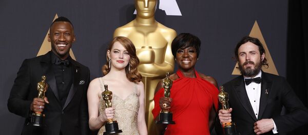 Главные победители Оскара 2017 года: Кейси Аффлек (крайний справа), Виола Дэвис (в красном платье), Эмма Стоун и Махершал Али Главные победители Оскара 2017 года: Кейси Аффлек (крайний справа), Виола Дэвис (в красном платье), Эмма Стоун и Махершал Али - Sputnik Таджикистан