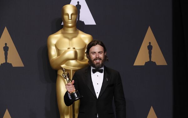 Лучшую мужскую роль, по версии киноакадемии, сыграл Кейси Аффлек в Манчестер у моря Лучшую мужскую роль, по версии киноакадемии, сыграл Кейси Аффлек в Манчестер у моря - Sputnik Таджикистан