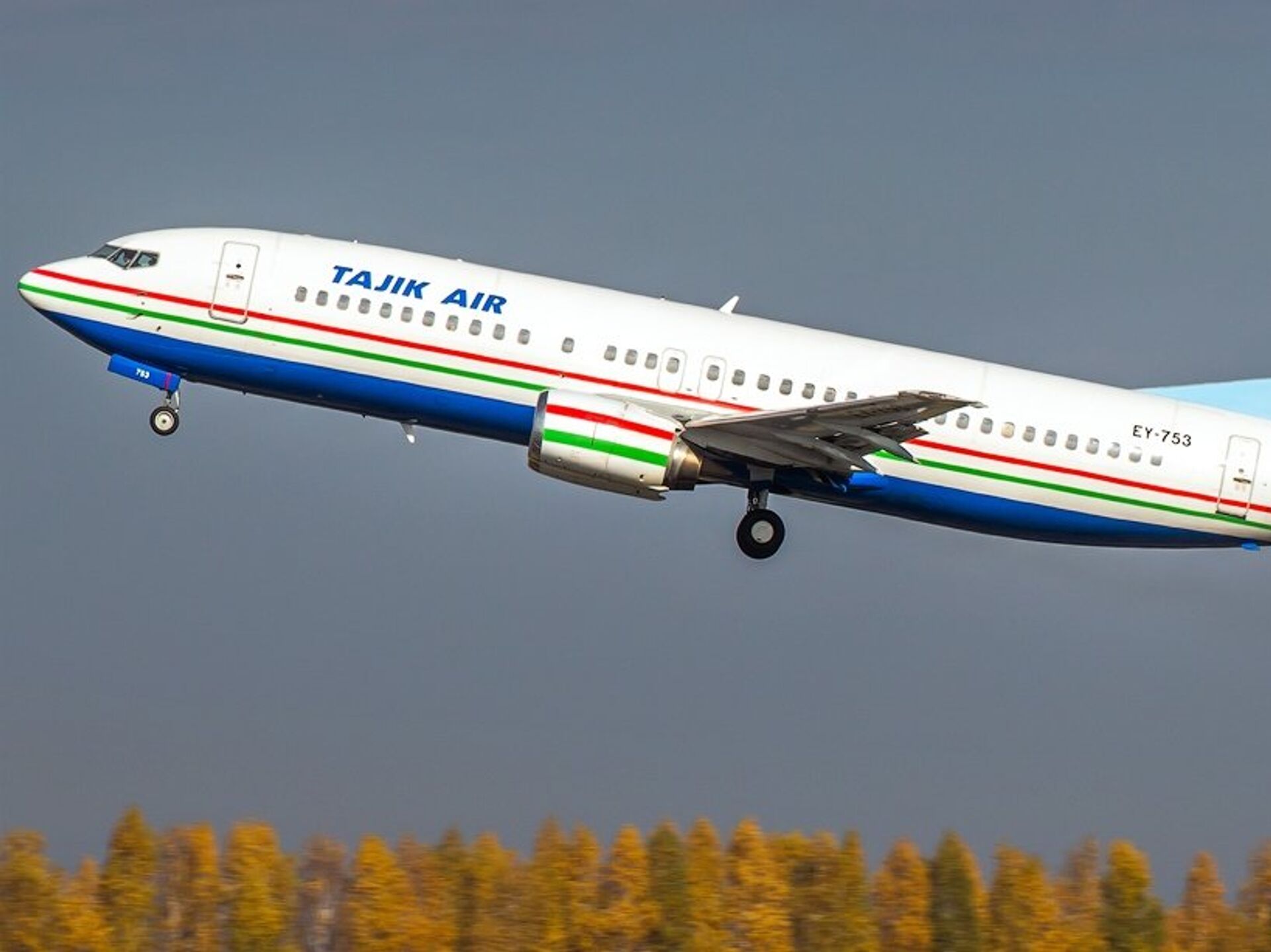 Авиакомпаний душанбе. Авиакомпания Tajik Air. Боинг 757 200 таджик Эйр. Tajik Air во Внуково. Авиапарк таджик Эйр.