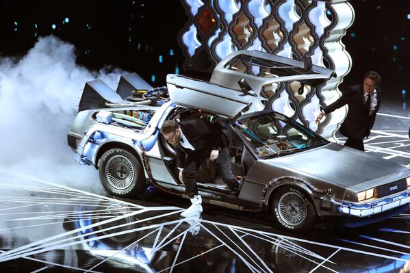 Сет Роген вывез на сцену Майкла Дж. Фокса на автомобиле из фильма Назад в будущее - Sputnik Таджикистан