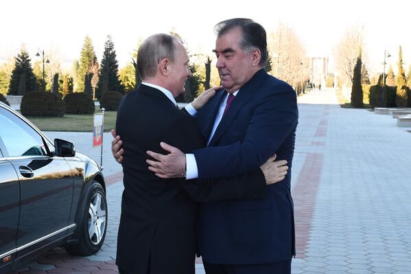 Президент России Владимир Путин при встрече обнимает главу Таджикистана Эмомали Рахмона. - Sputnik Таджикистан