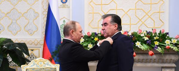 Владимир Путин ба Эмомалӣ Раҳмон орден тақдим кард - Sputnik Тоҷикистон