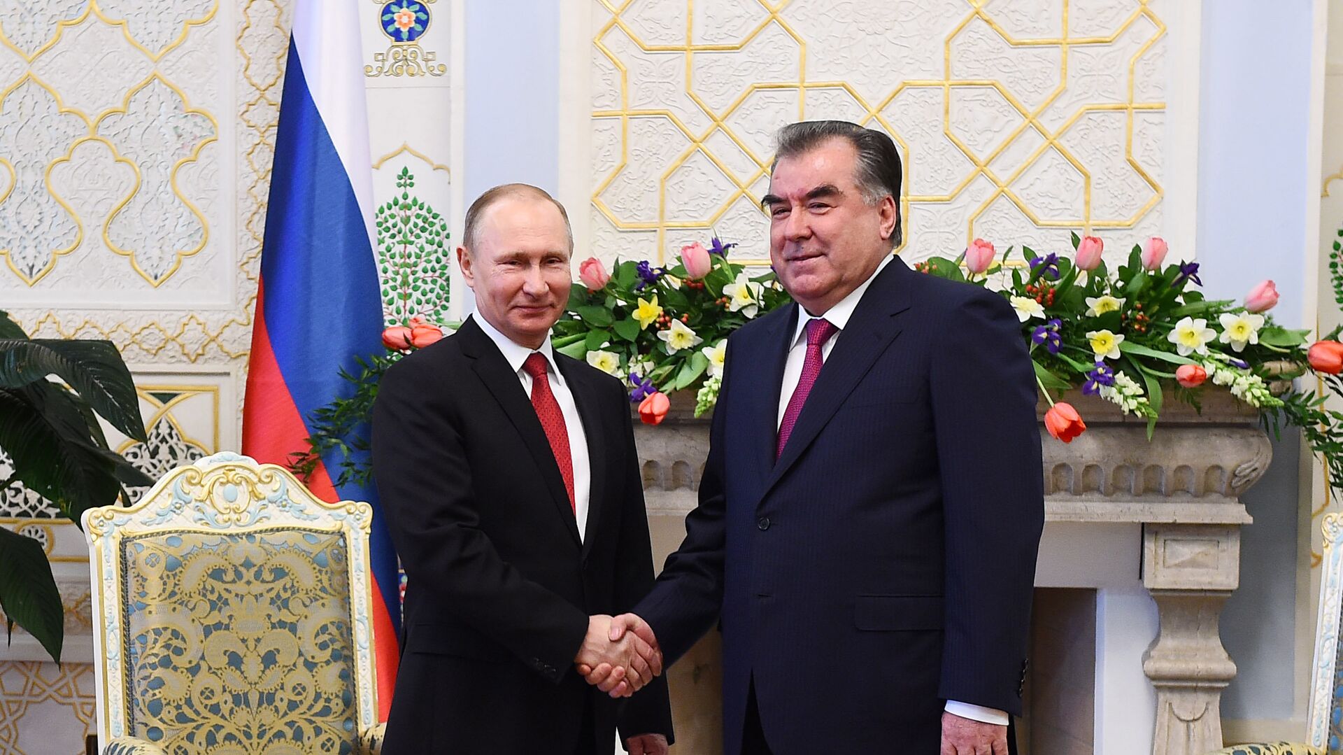 Президент России Владимир Путин и президент Таджикистана Эмомали Рахмон - Sputnik Таджикистан, 1920, 30.12.2021