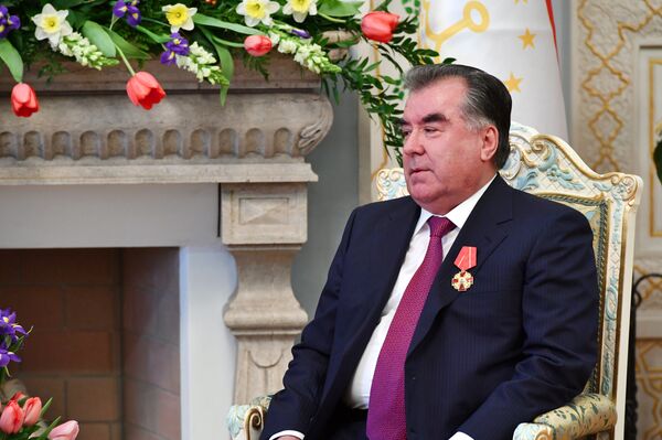 Президент России Владимир Путин и президент Таджикистана Эмомали Рахмон Президент России Владимир Путин и президент Таджикистана Эмомали Рахмон - Sputnik Тоҷикистон