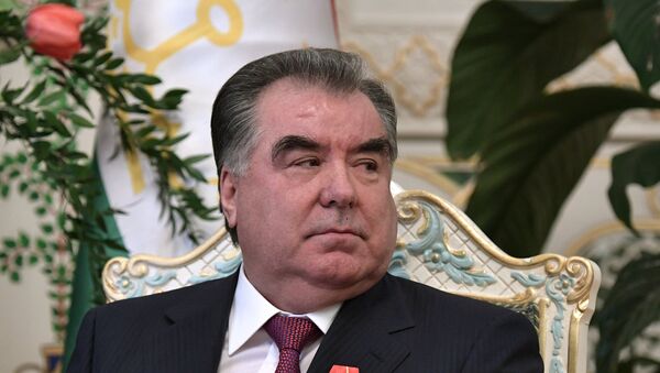 Награжденный орденом Александра Невского президент Республики Таджикистан Эмомали Рахмон - Sputnik Таджикистан