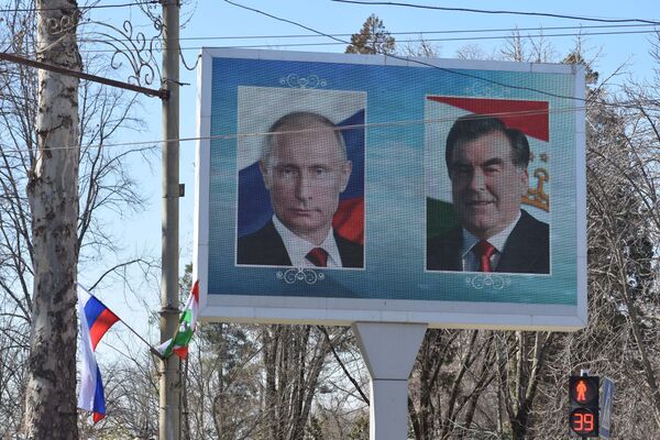 Плакат с изображением Владимира Путина и Эмомали Рахмона - Sputnik Таджикистан