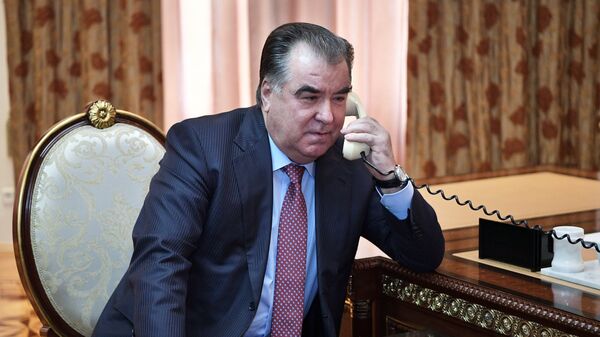 Президент Таджикистана Эмомали Рахмон говорит по телефону, архивное фото - Sputnik Тоҷикистон