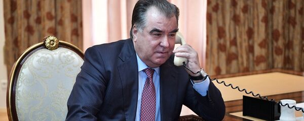 Президент Таджикистана Эмомали Рахмон говорит по телефону, архивное фото - Sputnik Тоҷикистон
