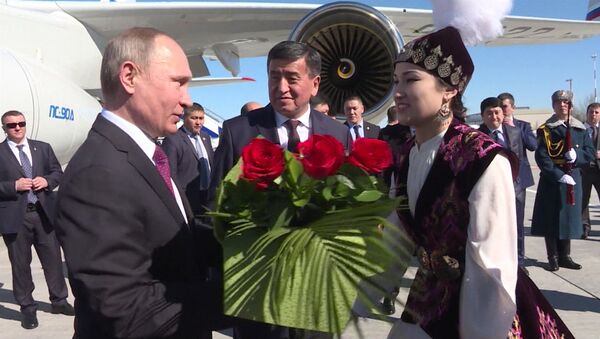 Путина в аэропорту Манас встретили цветами - Sputnik Таджикистан